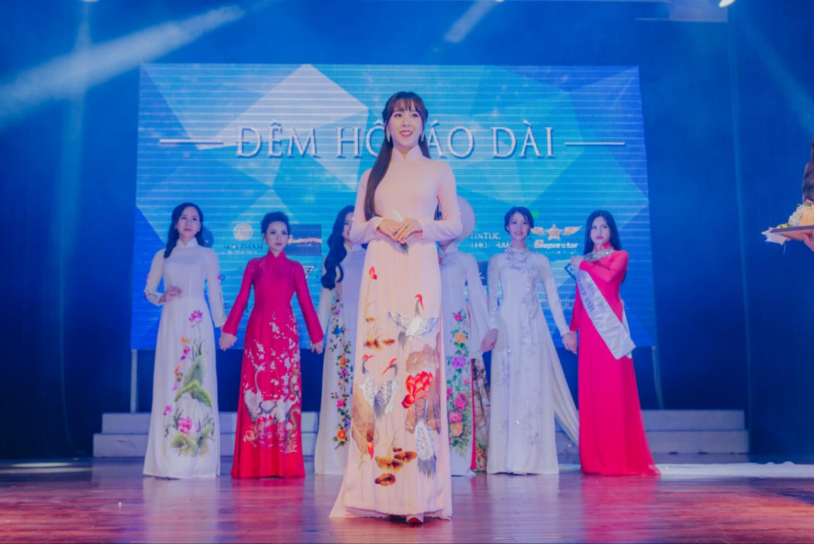 Á khôi Thanh Nga tặng quà cho các cụ già neo đơn