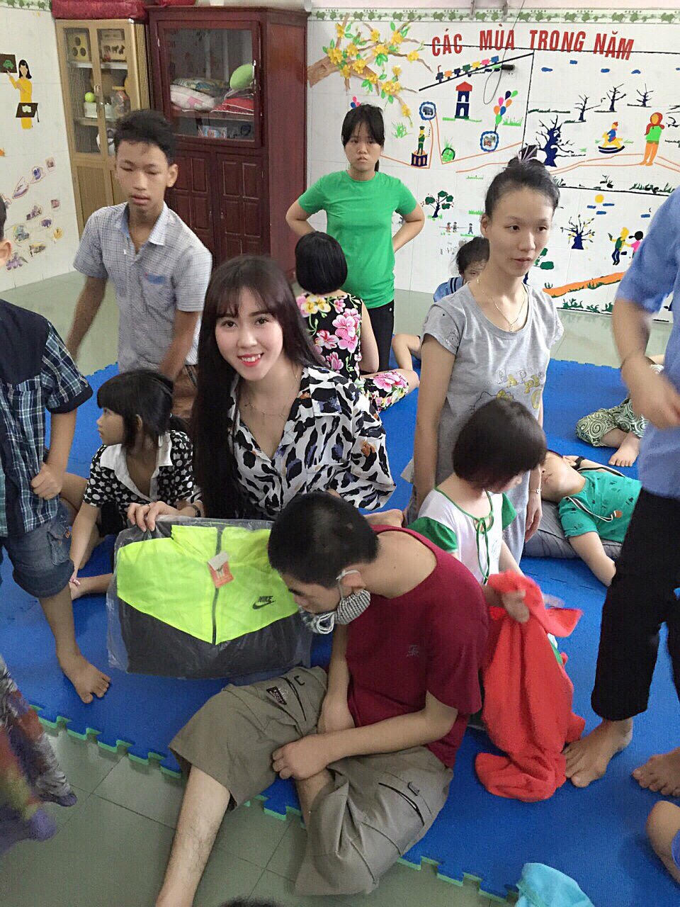 Á khôi Thanh Nga tặng quà cho các cụ già neo đơn