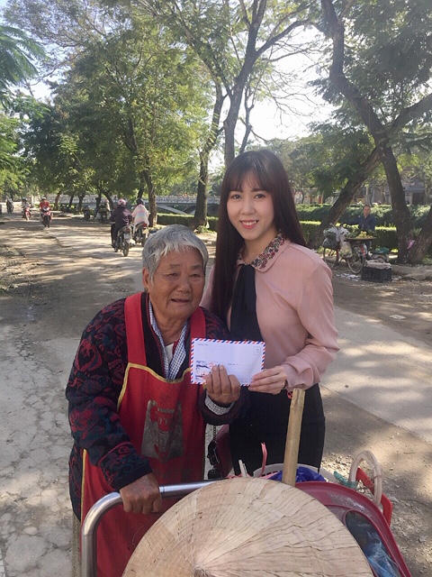 Á khôi Thanh Nga tặng quà cho các cụ già neo đơn