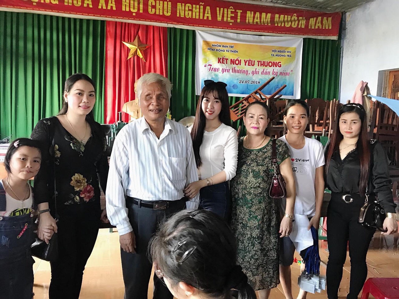 Á khôi Thanh Nga tặng quà cho các cụ già neo đơn