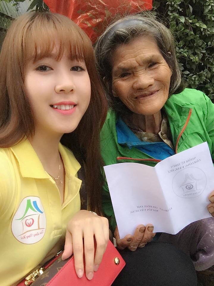 Á khôi Thanh Nga tặng quà cho các cụ già neo đơn