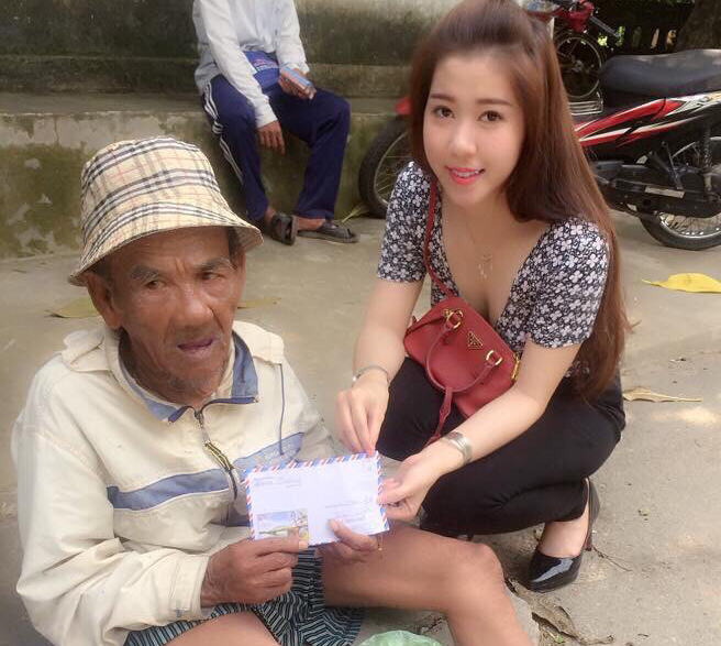 Á khôi Thanh Nga tặng quà cho các cụ già neo đơn