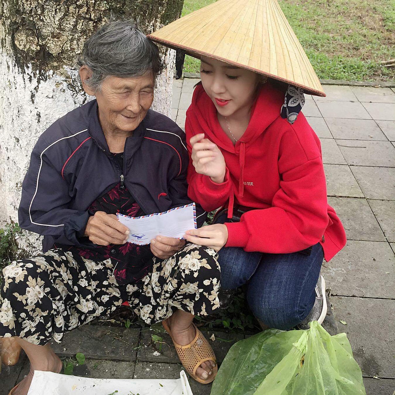 Á khôi Thanh Nga tặng quà cho các cụ già neo đơn