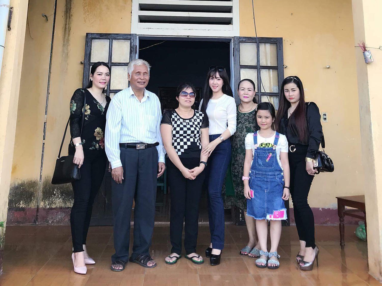 Á khôi Thanh Nga tặng quà cho các cụ già neo đơn