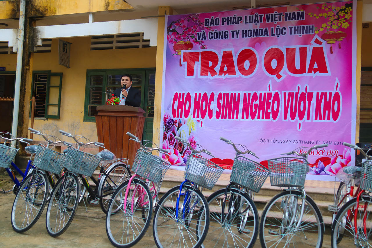 Báo Pháp luật Việt Nam và HonDa Lộc Thịnh tặng xe đạp cho học sinh nghèo hiếu học