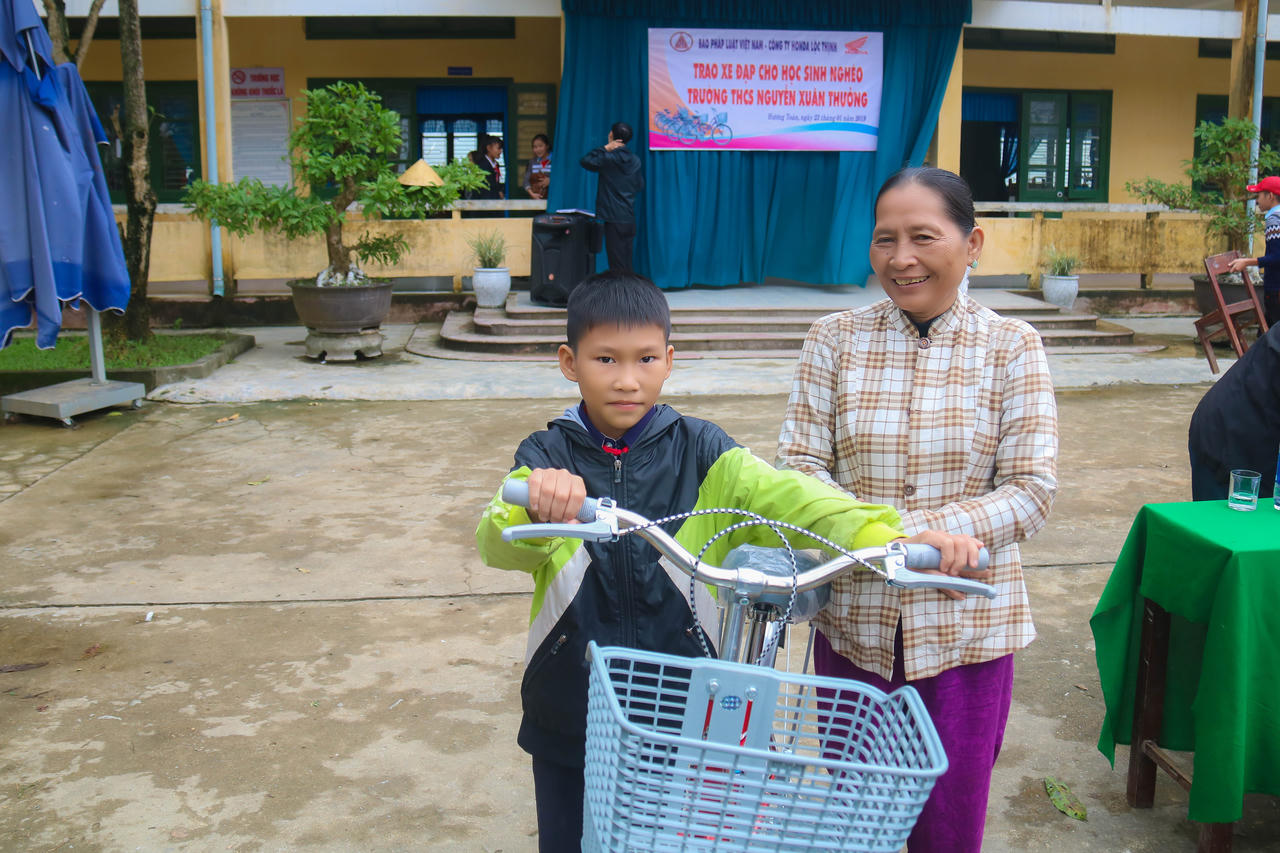 Báo Pháp luật Việt Nam và HonDa Lộc Thịnh tặng xe đạp cho học sinh nghèo hiếu học