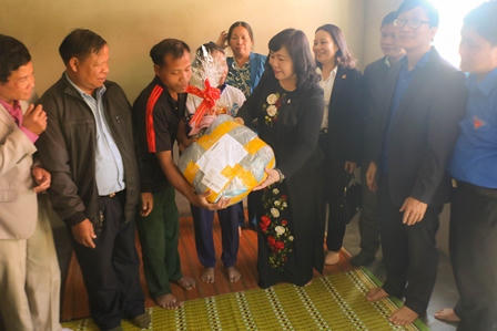 TAND tỉnh Thừa Thiên Huế tặng nhà tình thương, quà Tết tại A Lưới