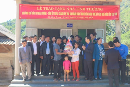 TAND tỉnh Thừa Thiên Huế tặng nhà tình thương, quà Tết tại A Lưới