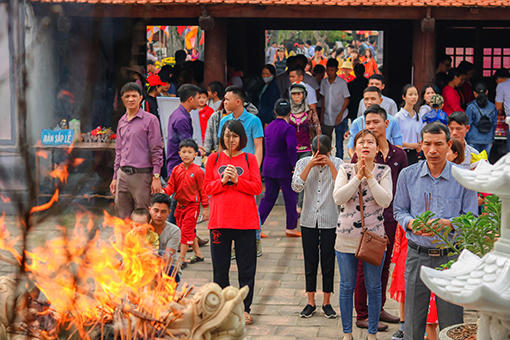 Ngôi chùa hơn 700 năm tuổi tấp nập du khách ngày đầu năm