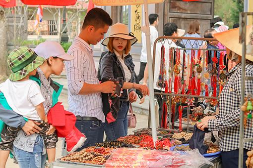 Ngôi chùa hơn 700 năm tuổi tấp nập du khách ngày đầu năm