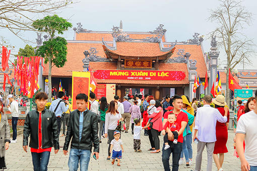 Ngôi chùa hơn 700 năm tuổi tấp nập du khách ngày đầu năm