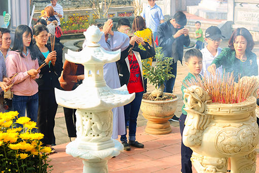 Ngôi chùa hơn 700 năm tuổi tấp nập du khách ngày đầu năm