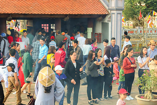 Ngôi chùa hơn 700 năm tuổi tấp nập du khách ngày đầu năm