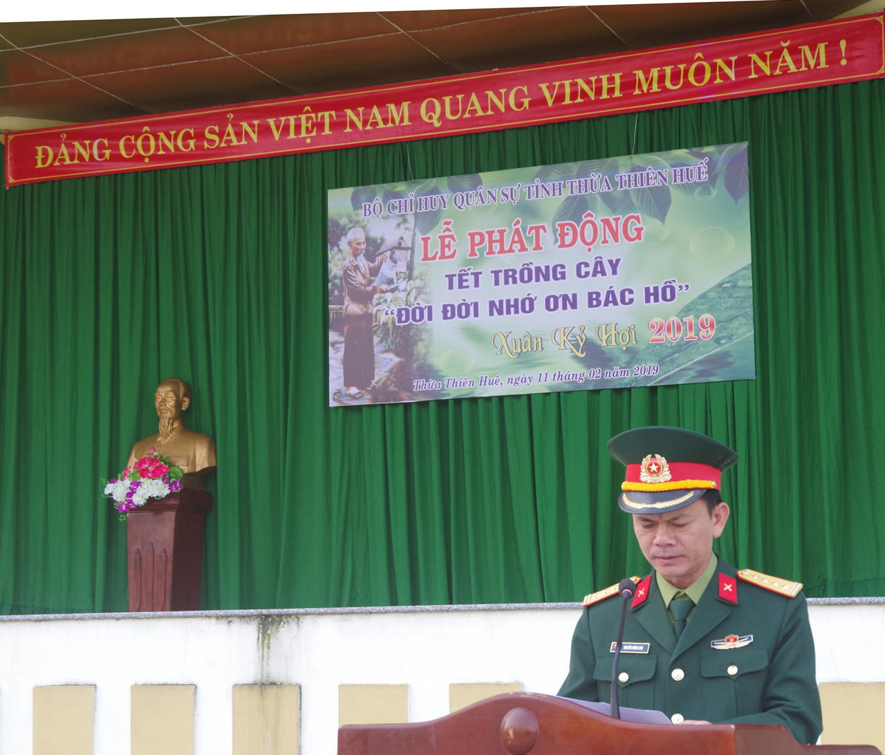 Bộ đội Thừa Thiên Huế trồng cây đầu năm mới