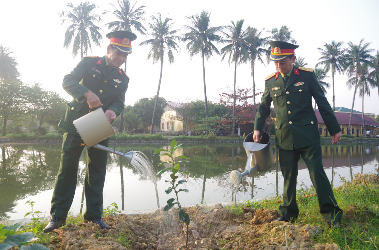 Bộ đội Thừa Thiên Huế trồng cây đầu năm mới