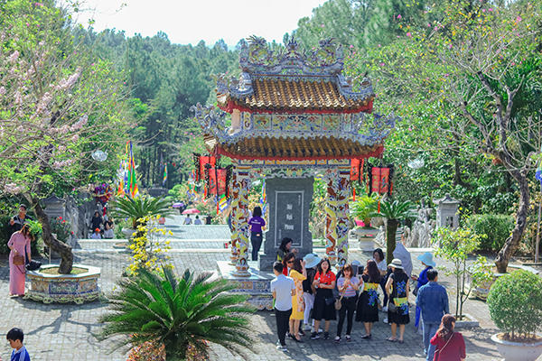 Ngưỡng vọng tiền nhân, Huế khai hội Đền Huyền Trân