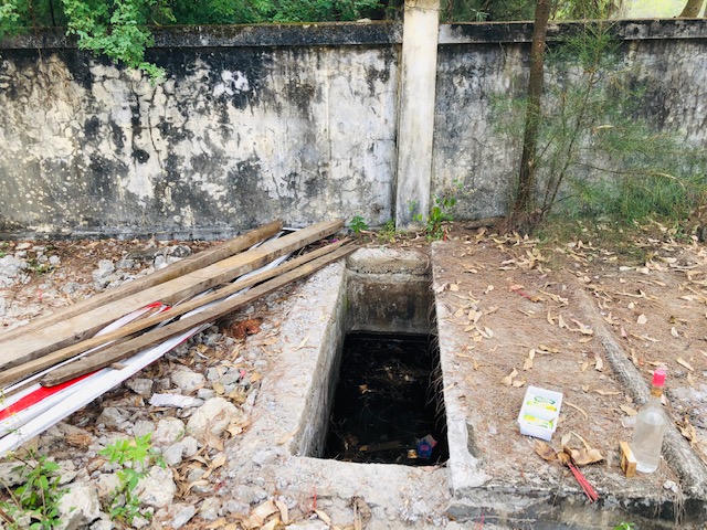 Nam sinh rơi xuống hầm vệ sinh trường tử vong, trách nhiệm thuộc về ai?