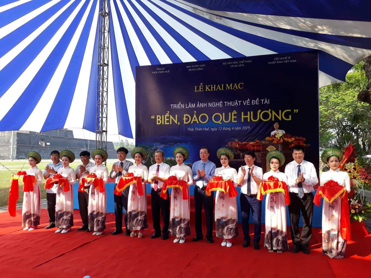 Khai mạc Triển lãm ảnh nghệ thuật về Biển, đảo quê hương ở Huế