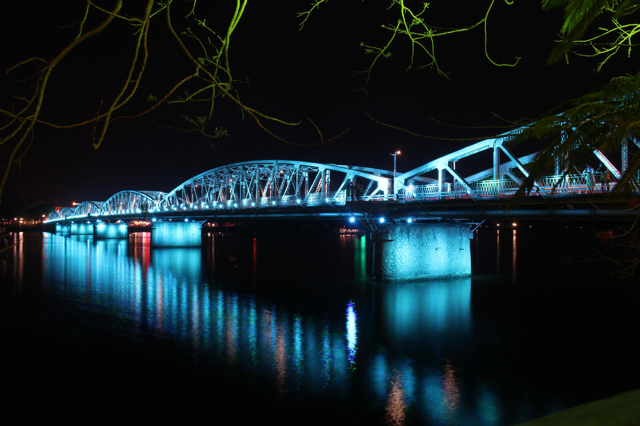 Huế đẹp lung linh trong ánh sáng cầu Trường Tiền 