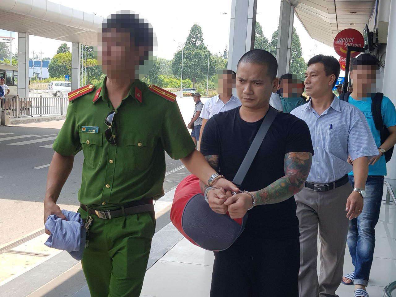 Khởi tố nhóm đối tượng cố ý gây thương tích ở tiệm cầm đồ 