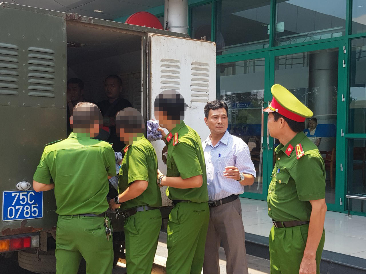 Khởi tố nhóm đối tượng cố ý gây thương tích ở tiệm cầm đồ 