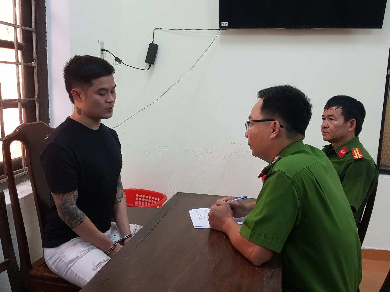 Khởi tố nhóm đối tượng cố ý gây thương tích ở tiệm cầm đồ 