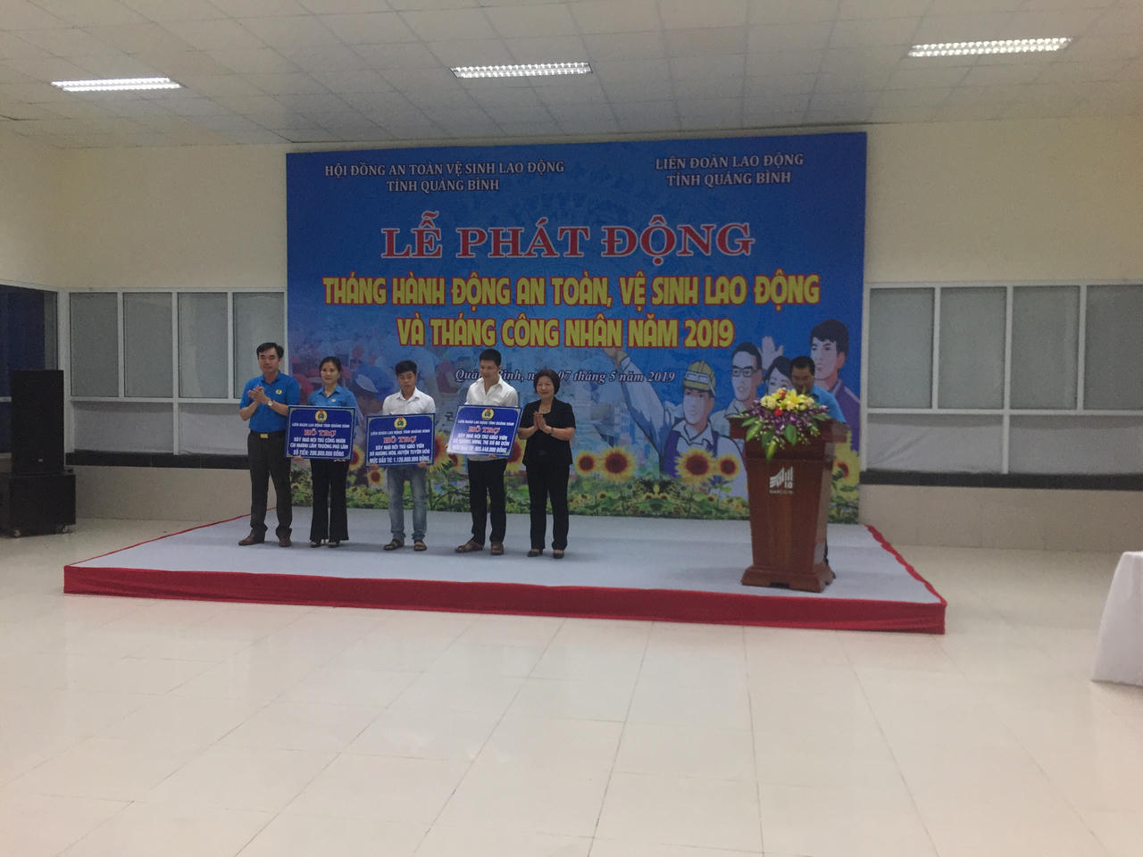 Thăm hỏi, tặng quà công nhân Quảng Bình nhân tháng An toàn vệ sinh lao động 