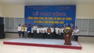 Thăm hỏi, tặng quà công nhân Quảng Bình nhân tháng An toàn vệ sinh lao động 