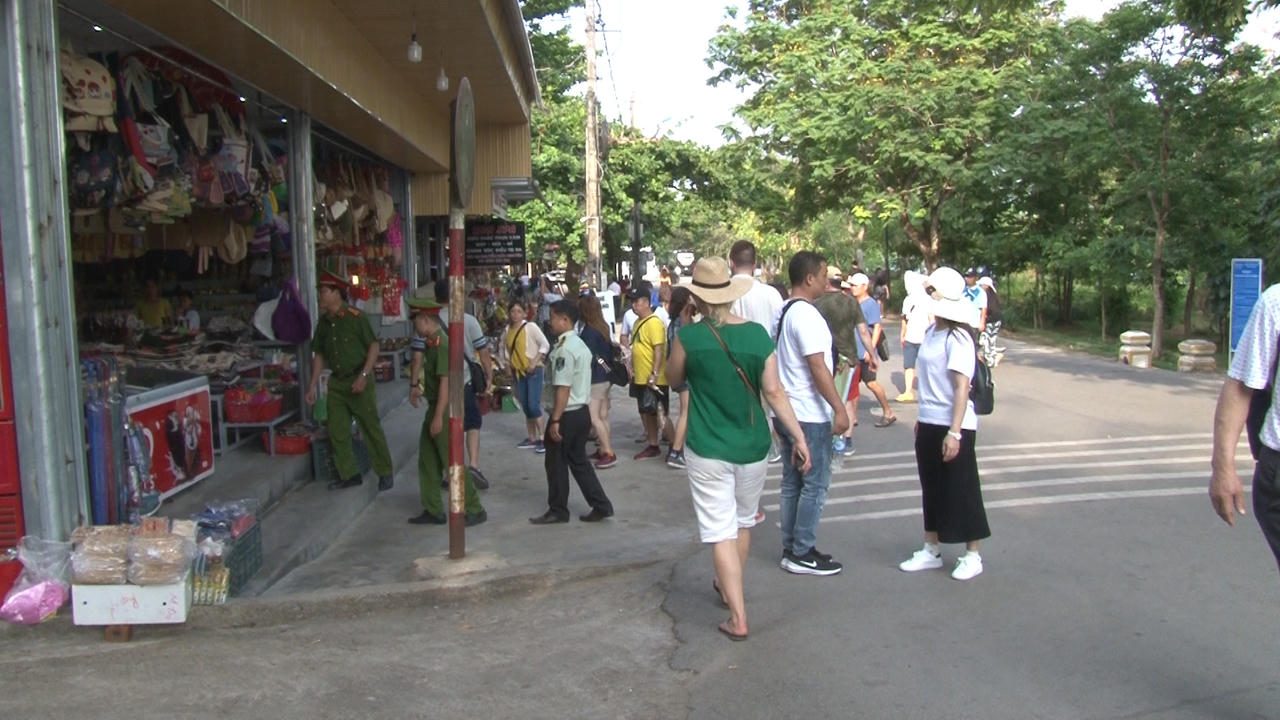 Phạt người bán hàng thu của du khách 1 triệu đồng/1kg măng cụt 