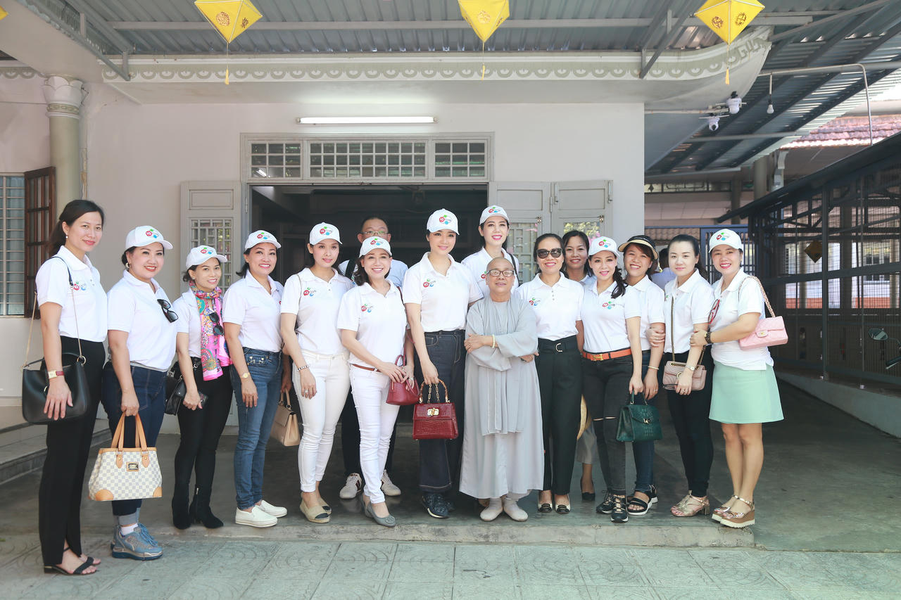 Hoa hậu Đền Hùng tặng quà cho trẻ khuyết tật, mồ côi ở Huế 