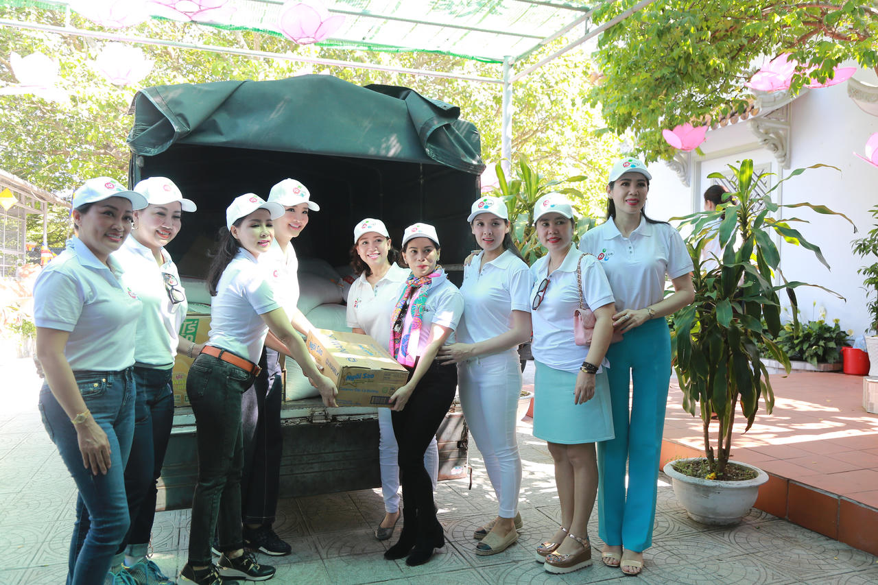 Hoa hậu Đền Hùng tặng quà cho trẻ khuyết tật, mồ côi ở Huế 