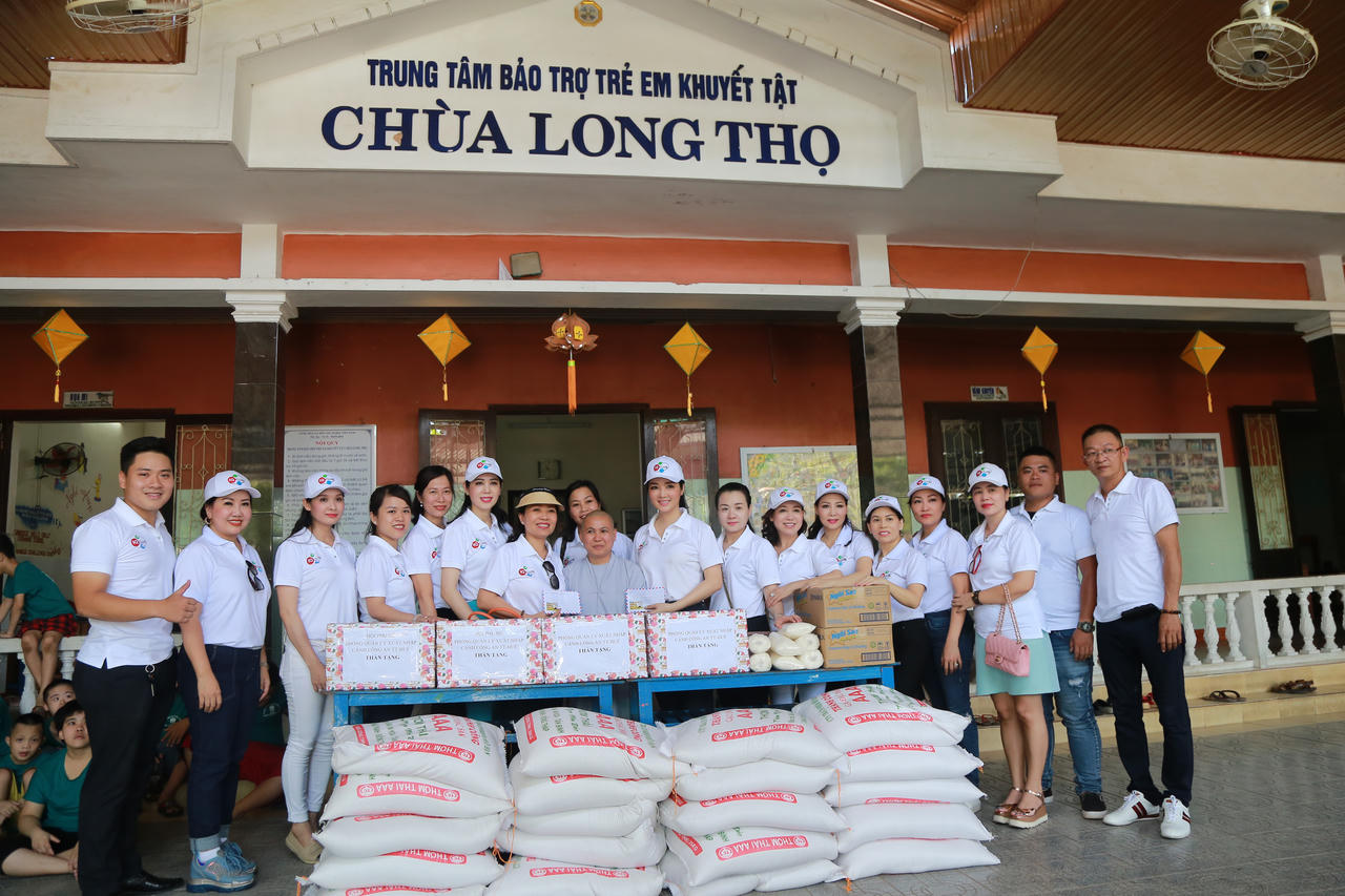 Hoa hậu Đền Hùng tặng quà cho trẻ khuyết tật, mồ côi ở Huế 