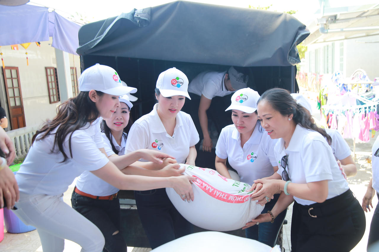 Hoa hậu Đền Hùng tặng quà cho trẻ khuyết tật, mồ côi ở Huế 