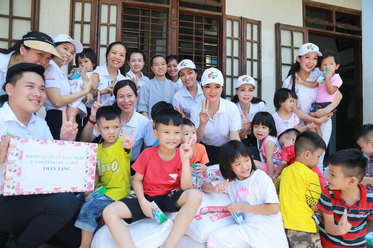 Hoa hậu Đền Hùng tặng quà cho trẻ khuyết tật, mồ côi ở Huế 