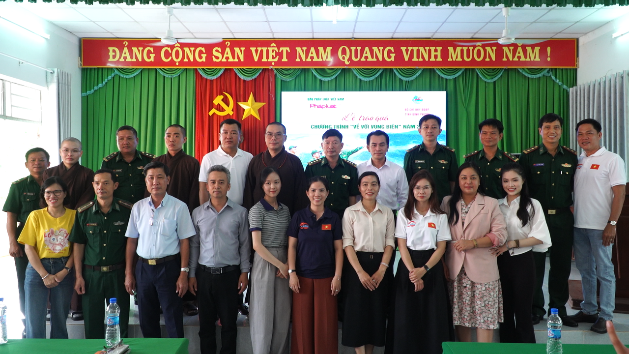 Báo Pháp luật Việt Nam thắp sáng nghĩa tình nơi biên cương Tổ quốc