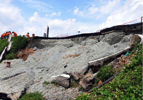 Cầu vượt Thủ Đức sạt lở nghiêm trọng sau mưa