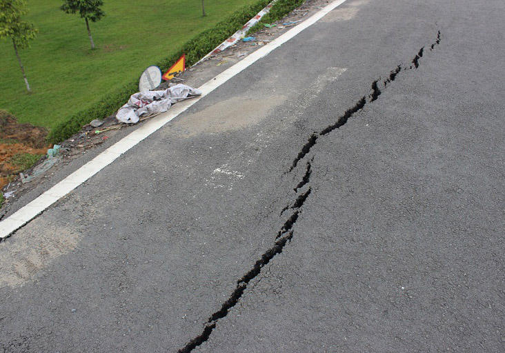 Cầu vượt Thủ Đức sạt lở nghiêm trọng sau mưa