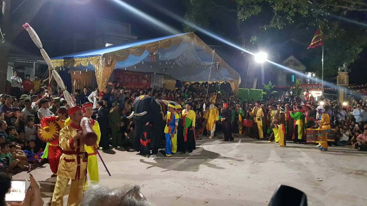 Nửa đêm nín thở dự lễ 'Linh tinh tình phộc'