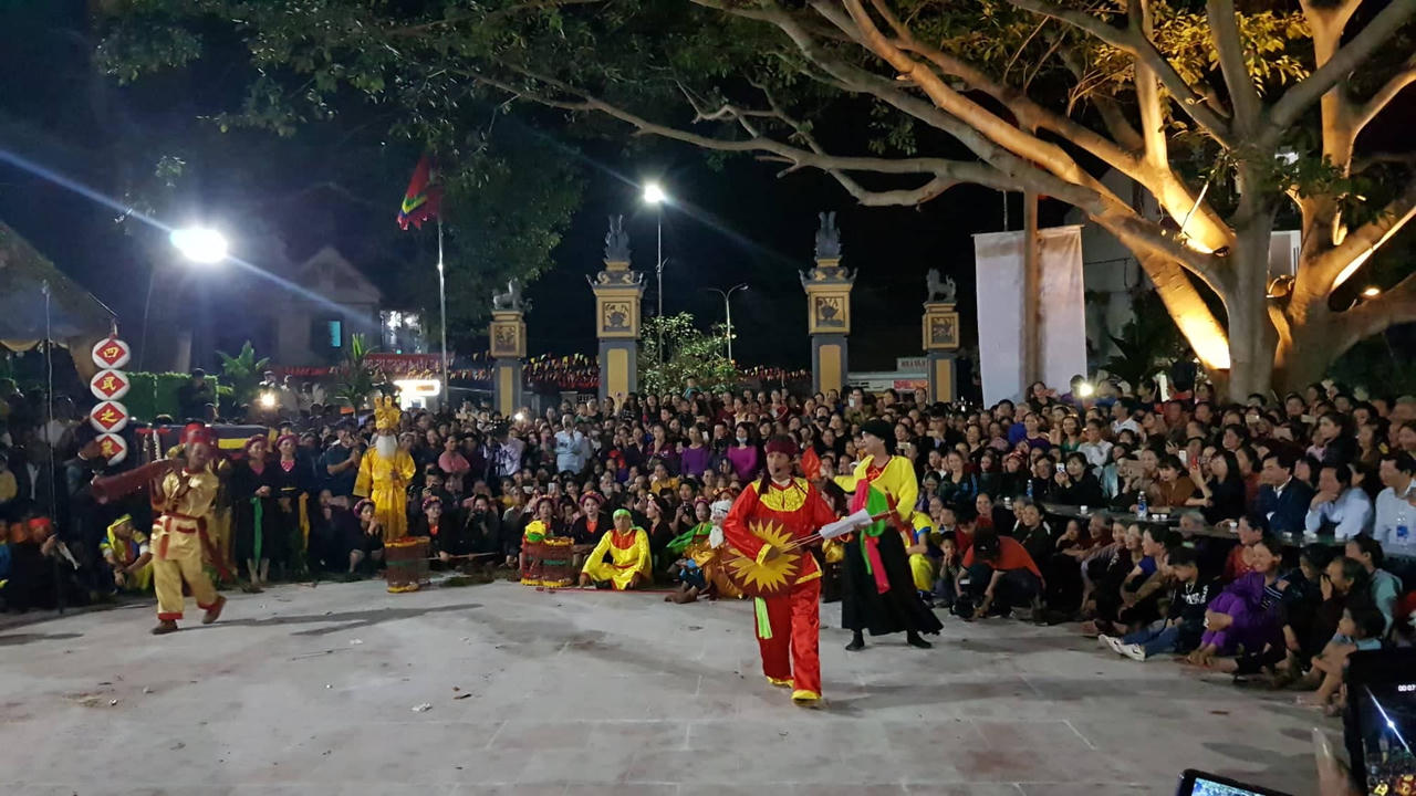 Nửa đêm nín thở dự lễ 'Linh tinh tình phộc'