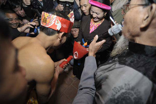 Nửa đêm nín thở dự lễ 'Linh tinh tình phộc'