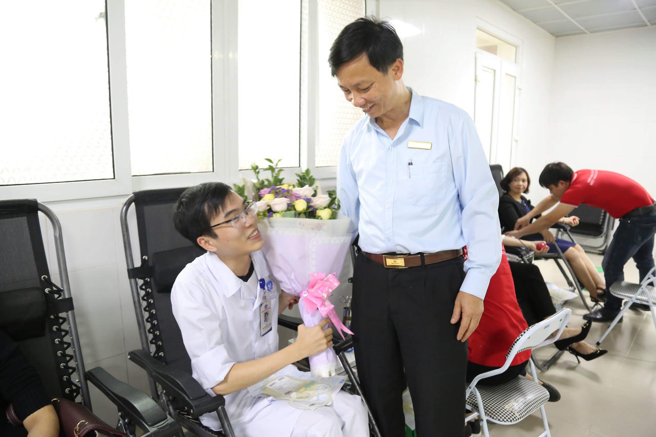 Quý giá Giọt hồng Blouse đất Tổ năm 2019