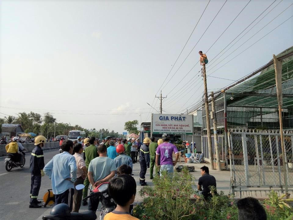 Người đàn ông nói lảm nhảm, 'làm xiếc' trên cột điện