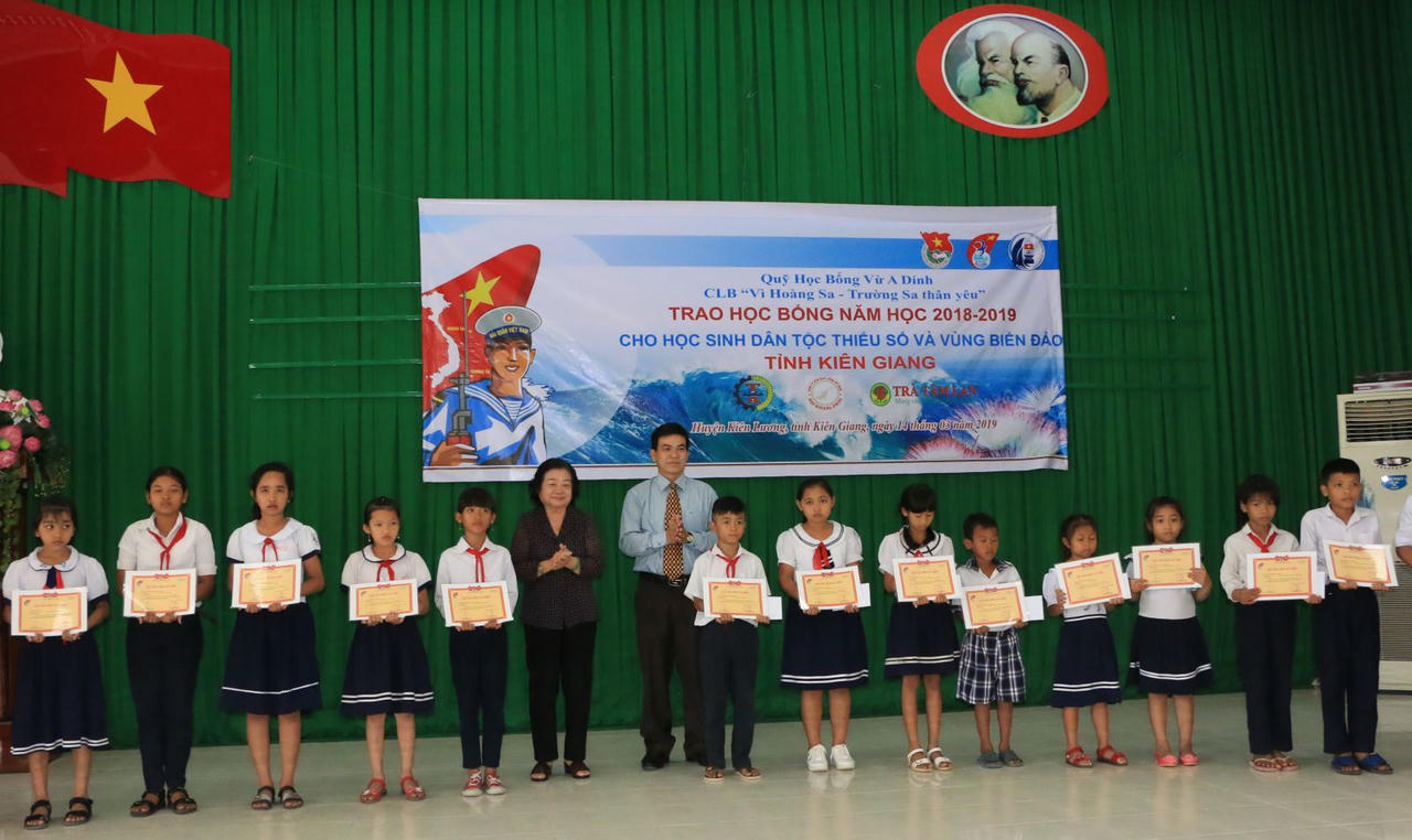 Kiên Giang trao học bổng cho học sinh dân tộc thiểu số và vùng biển đảo