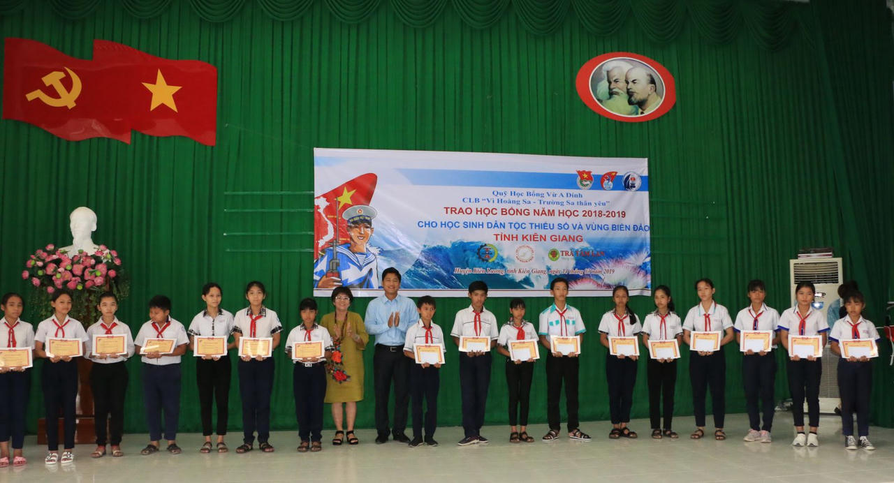 Kiên Giang trao học bổng cho học sinh dân tộc thiểu số và vùng biển đảo