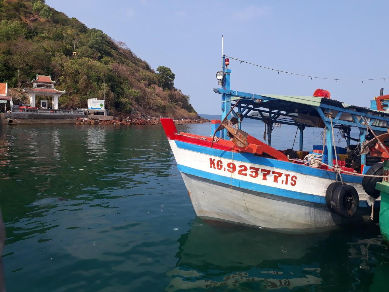 Cứu 8 người gặp nạn trên biển