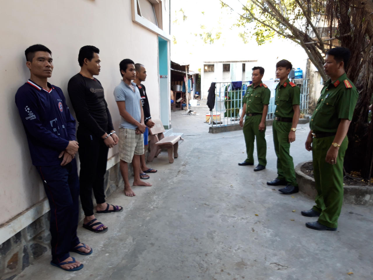 Cặp đôi bị cướp lôi vào miếu hoang, xé áo chồng bịt mắt trói tay vợ