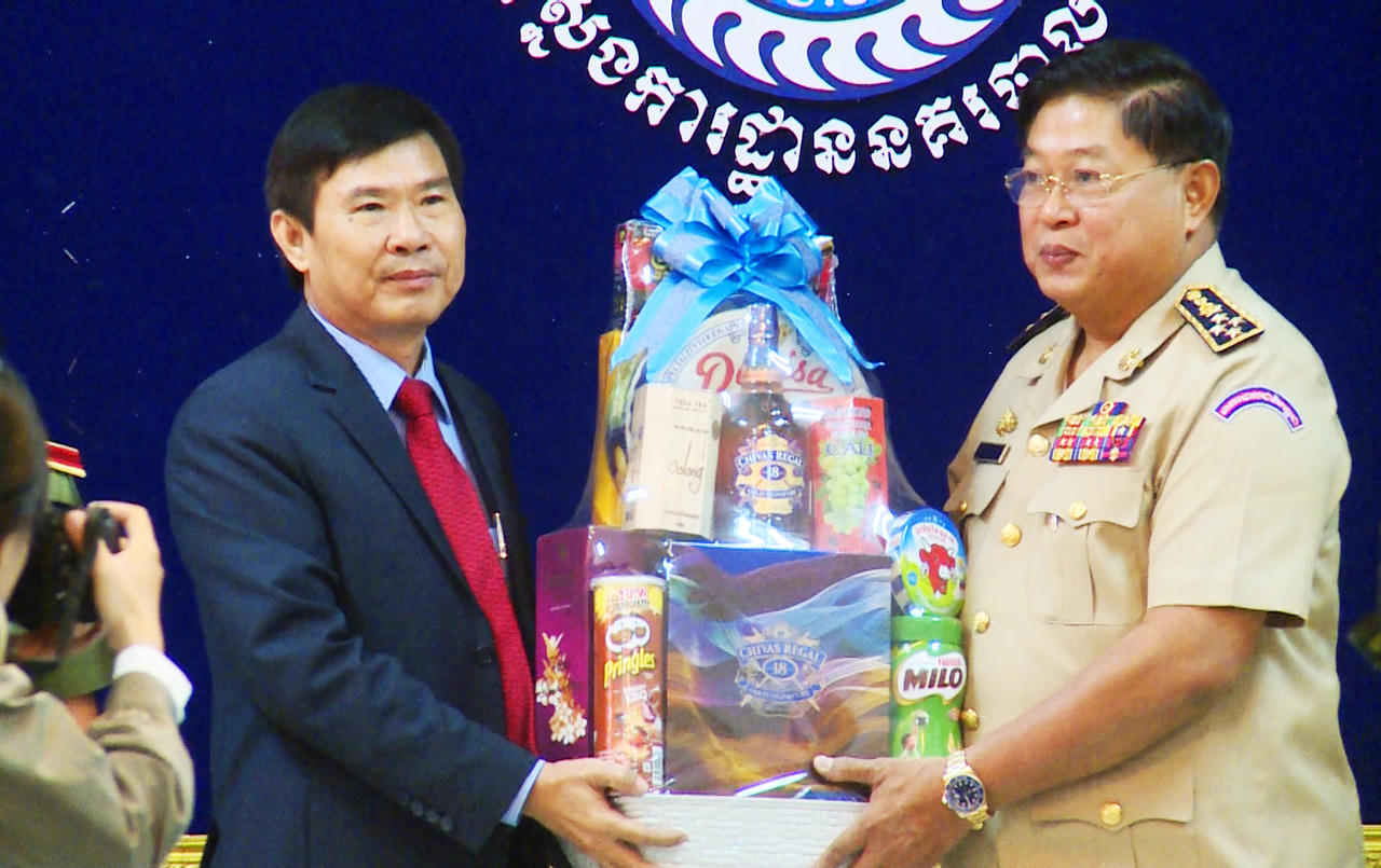 Lãnh đạo tỉnh Kiên Giang thăm và chúc Tết Chol Chnăm Thmây tại Vương quốc Campuchia