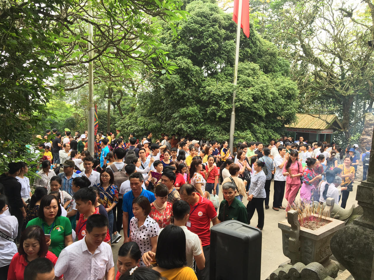 Người nô nức đổ về Đền Hùng, đi thế nào để không bị tắc đường?