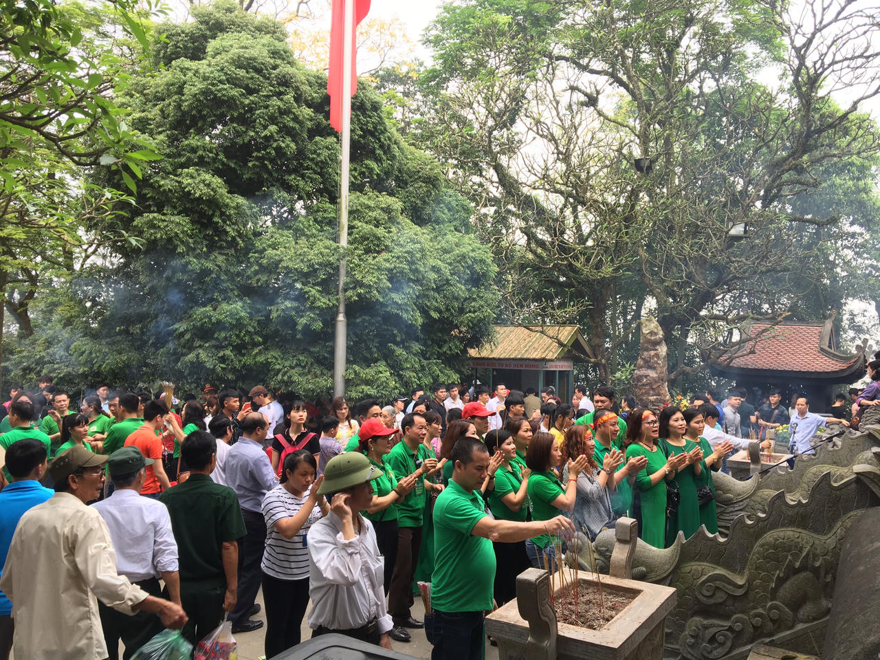 Người nô nức đổ về Đền Hùng, đi thế nào để không bị tắc đường?