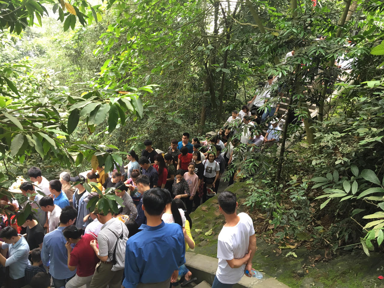 Người nô nức đổ về Đền Hùng, đi thế nào để không bị tắc đường?